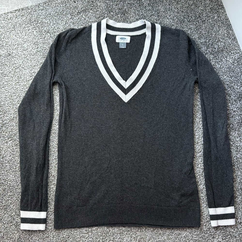 V-neck charcoal collegiate sweater Old Navy XS